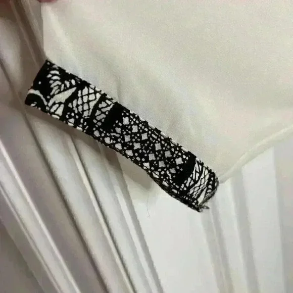 Gentle Fawn Blouse with Beautiful Cut Out Neckline Size Large - Picture 7 of 8